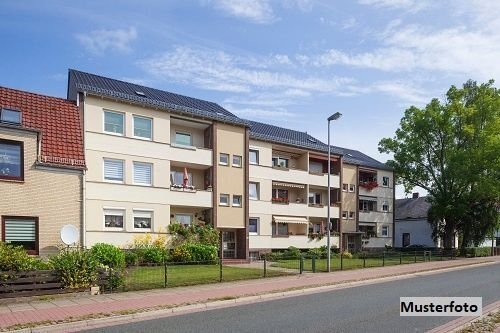 Mehr- und 2-Familienhaus mit Garagen