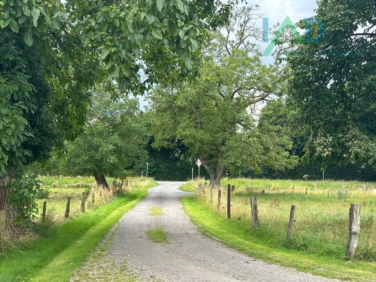 Ehemaliges Gehöft mit Nebengebäuden, Garagen, Hallen und Ausbaureserve