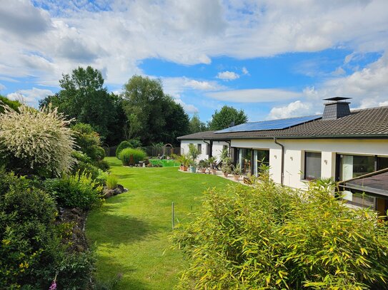 Grosse modernisierte Landhausvilla im Bungalow-Style nah am Möhnesee mit Traumgarten