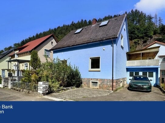 Zweifamilienhaus mit Garten und Garage in Weinheim / Sanierungsobjekt in Top-Lage!