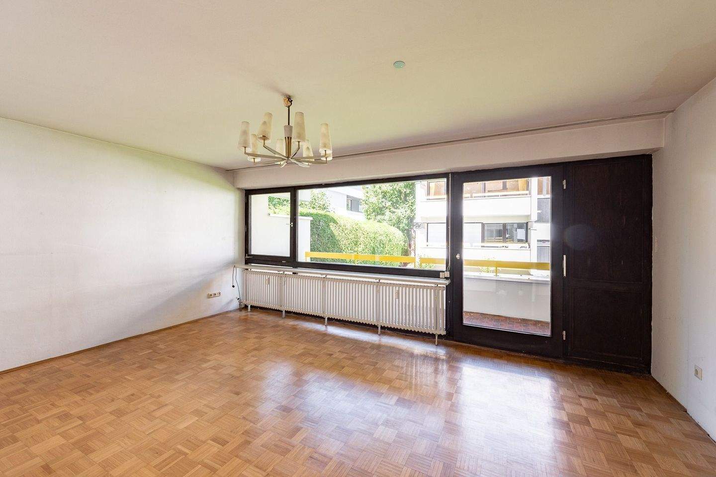 AIGNER - Ruhiges Erdgeschoss-Apartment mit großem Balkon in S-Bahn-Nähe