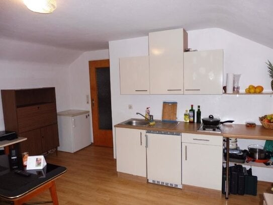 1-Zimmer-Apartment im DG, ruhig und hell in Weißenburg, ohne Makler