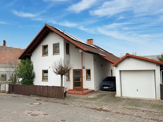 Modernisiertes Familienhaus mit herrlichem Blick, Garten, Garage und Ausbaupotential in der Scheune