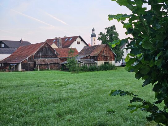 Markt Pöttmes, Grundstück mit Wohnhaus, Nebengebäude und Wiese am Schimmelwiesbach, nur ca. 400 m zum Rathaus