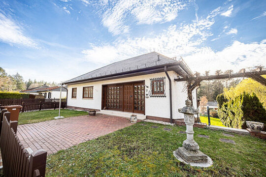 Bungalow mit offener Raumaufteilung - Balkon - Terrasse - Garten und Garage mit Aussicht