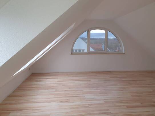 Tolle, renovierte 3-Raum-Dach-Maisonette (ca. 81 qm) + schöner Balkon