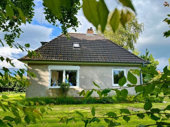 Einfamilienhaus im Herzen von Niebüll, bahnhofsnah, ideal für Syltpendler, auf 1005 m² großem eingewachsenen Grundstück.