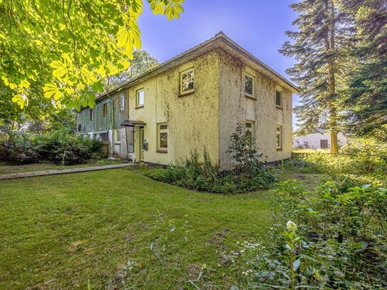 Typischer Resthof mit Hauskoppel und Stallgebäude im Dornröschenschlaf