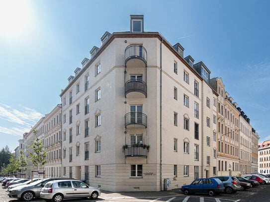 ZEITGEMÄßE KAPITALANLAGE // Traumhafte ETW mit Sonnenbalkon & Einbauküche in ruhiger Stadtlage