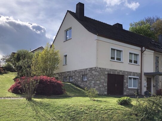 Doppelhaushälfte mit großem Garten in ruhiger Ortslage