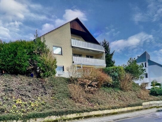 Renovierte Dachgeschosswohnung mit großzügiger Loggia und Garten in Ottweiler