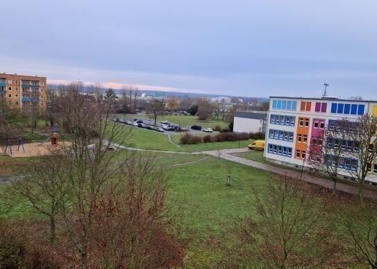 BALKON+AUFZUG+SCHULE+ Kindergarten-helle, ruhige 4 Raum Wohnung