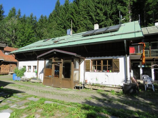 Anwesen / Sacherl in absoluter ALLEINLAGE umgeben vom eigenen Wald, in ruhiger Höhenlage mit Fernsicht Nähe Schloss Egg