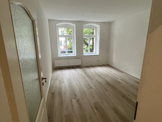 NEUES Laminat / großer Balkon an der Küche / Wanne u.v.m.