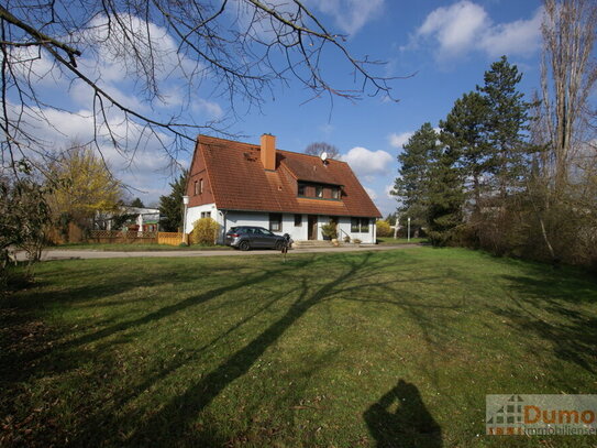 Platz für Ideen!!! Zweifamilienhaus und ehemalige Kirche auf großem, sonnigen Grundstück.