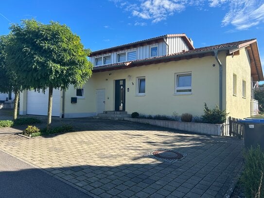 Einfamilienhaus mit Einliegerwohnung, Doppelgarage und drei Außenstellplätzen