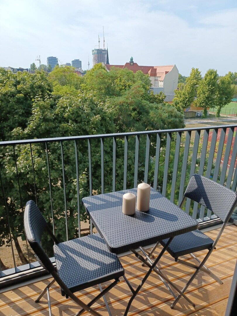 Helles, möbliertes Apartment mit tollem Ausblick in Friedrichshain - Photo 1