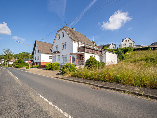 Zweifamilienhaus in Oberlahr mit Nebengebäude und Garage - Ideal für Kapitalanleger