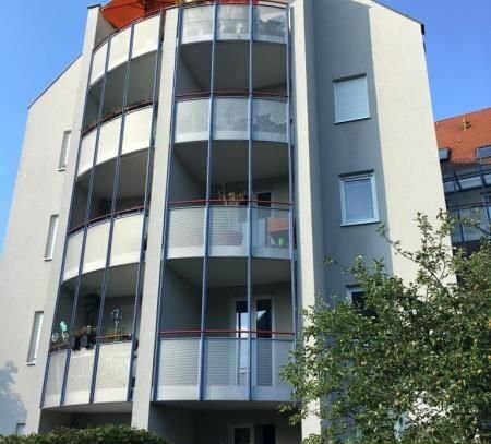 HELLE 1-ZIMMERWOHNUNG - BALKON - EINBAUKÜCHE - HELL GEFLIESTES BAD - TG-STELLPLATZ