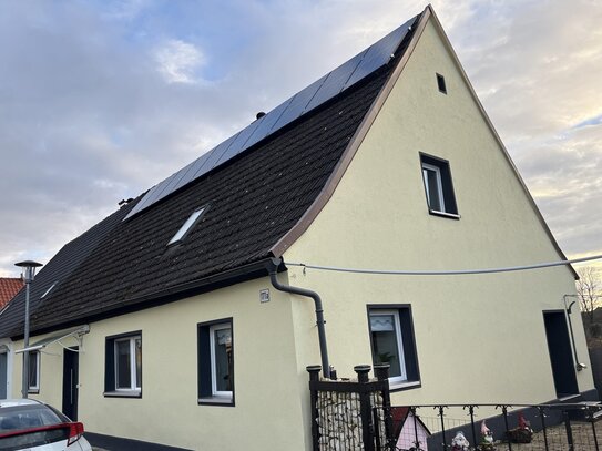 Einfamilienhaus mit Carport und kleinem Garten