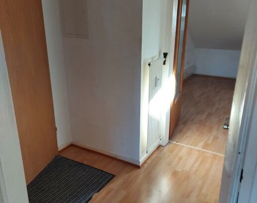 Schöne 1 Zimmer Dachgeschoßwohnung, nur an Pendler oder Studenten in Wiesbaden-Kloppenheim