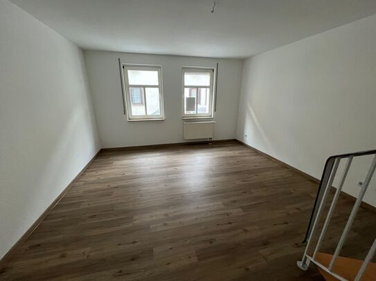 ruhige und frisch renovierte Maisonette-Wohnung mit Tiefgaragenstellplatz