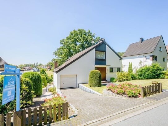 Hanglage am Waldrand in Straßenbahnnähe! Beeindruckendes Einfamilienhaus mit Garage