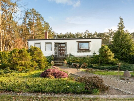 Idyllisches Anwesen: Großes Grundstück, geräumige Terrasse, hübscher Garten mit Teich & Doppelgarage