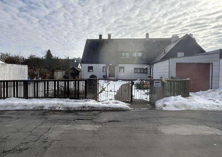 Immobilie in Marktredwitz - 2x DHH zum Preis von einem Haus mit Garten & 2 Garagen in ruhiger Wohnsiedlung - Bild 0