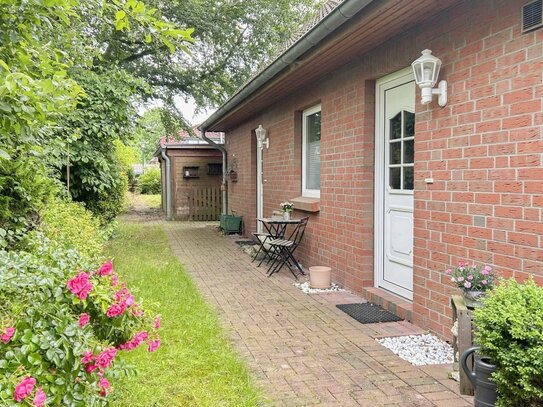 Wohnen und Wohlfühlen: Einfamilienhaus mit Einliegerwohnung, 2 Carports und Garten!