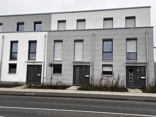 Modernes Reihenmittelhaus mit Garten, Dachterrasse und Garage