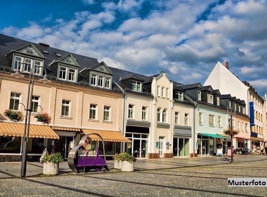 Einfamilienhaus, Werkstatt- und Lagergebäude, 3 Stellplätze