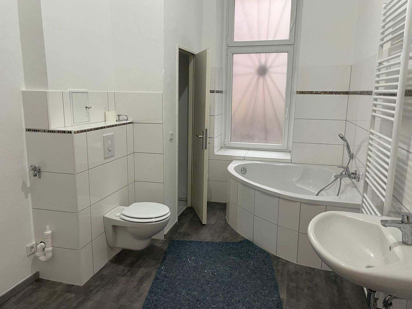 1 Zimmer mit geräumiger Wohnküche im Erdgeschoss eines ruhigen Seitenflügel - Foto 1