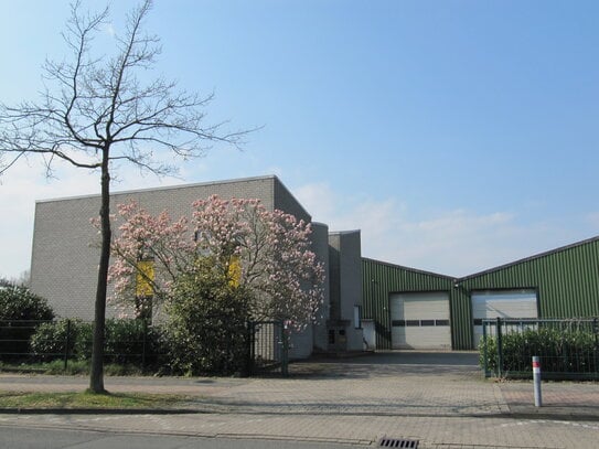 Wohn-Bürogebäude 320 m² + Hallen 1500 m²