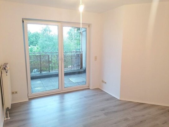 !! 2-Zimmer-Wohnung mit neuem Laminat, Balkon und Aufzug !!