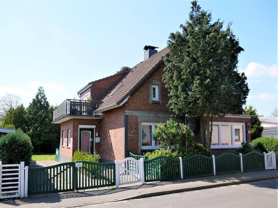 Stilvolles Zweifamilienhaus mit schönem Gartengrundstück