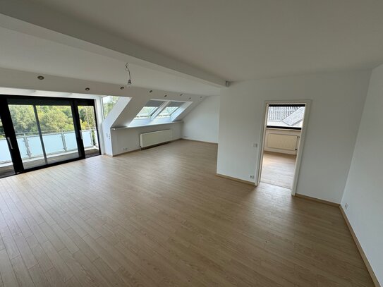 Schöne und modernisierte 4,5-Zimmer-Maisonette-Wohnung mit geh. Innenausstattung mit Balkon