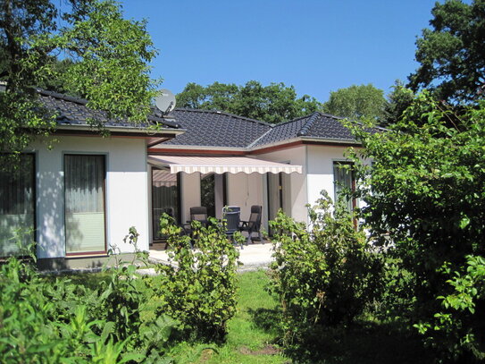 Provisionsfrei & Fußläufig zum Strand: Bungalow in sehr gutem Zustand mit Blick ins Grüne