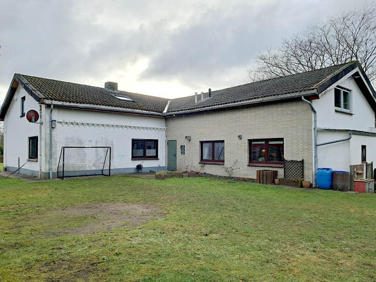 Mehrfamilienhaus mit 3 Wohnungen auf großem Grundstück im Herzen von Jübek