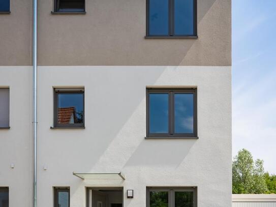 FAMILIEN-NEUBAU KFW 55 Zentrale Lage. Dachterrasse. Garten. Massivbau. Keller. Schlüsselfertig incl. Außenanlage