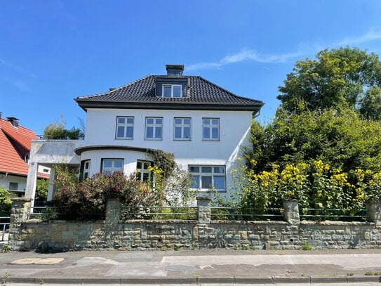 ZU VERKAUFEN: Traumhafte, teilsanierte Stadtvilla aus 1933 auf einem 1.150m² großen Grundstück mit vielen Highlights un…