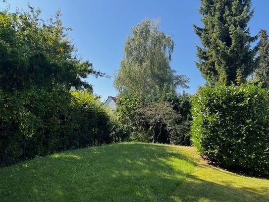 Exklusive Erdgeschosswohnung mit Kamin, Einbauküche und privatem Garten nähe dem Heinrich-Laehr-Park