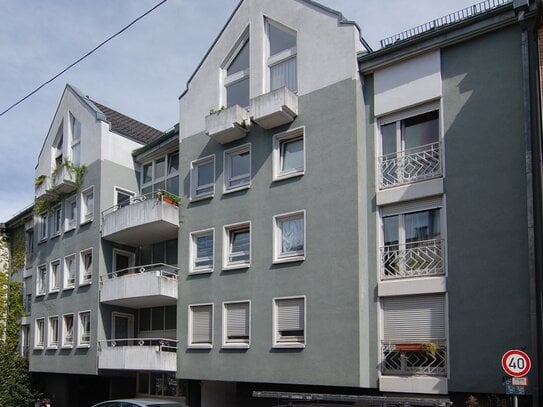 Helle große 3,5 Zimmer-Dachgeschoßwohnung mit Balkon und Blick ins Grüne...