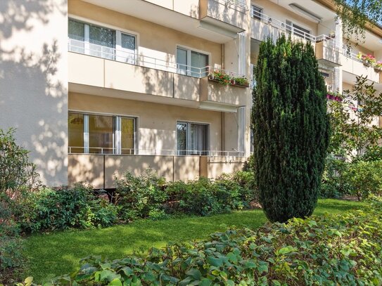 Bezugsfreie Hochparterre-Wohnung mit 2 Zimmern und großem Sonnenbalkon in ruhiger Lage