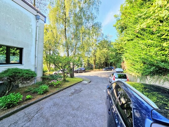 Außergewöhnlich großzügige 5 Zimmer Wohnung in ruhiger grüner Lage