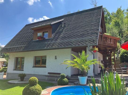 Idyllisch gelegenes 4,5-Zimmer Einfamilienhaus mit Balkon, Pool und 2 Garagen im schönen Zschopautal