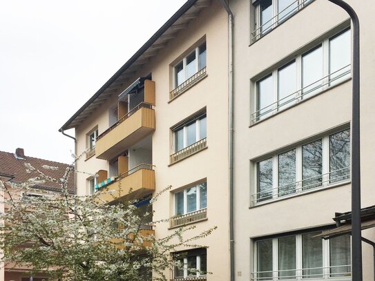 Stilvolle, gepflegte 2-Zimmer-Wohnung mit Balkon und Einbauküche in Frankfurt am Main