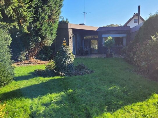 Bungalow mit Atrium, offener Küche, Kaminecke inkl. Garage und Blick auf den Rotbach und Wohnungswald in Eppinghoven