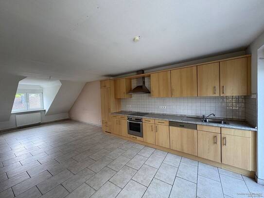 Helle Dachgeschosswohnung mit Balkon in Saarlouis zu vermieten.
