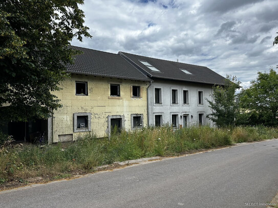 Aus Bankverwertung: Teilrenovierter, umgebauter Landhof mit Haupthaus und Nebengebäude mit drei Wohnungen und großem Gr…